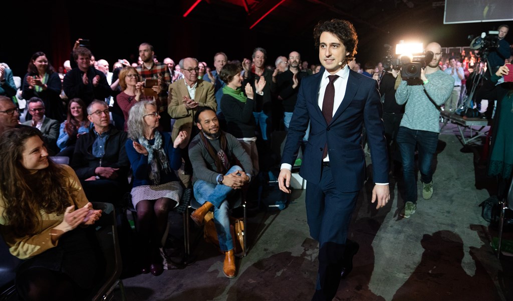 Meneer. Gaat u maar vooraan zitten
