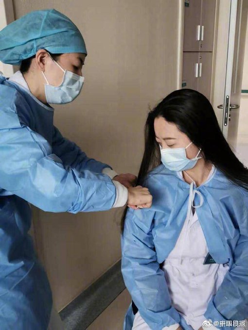 Zusters knippen haar zodat beschermende kleding beter sluit
