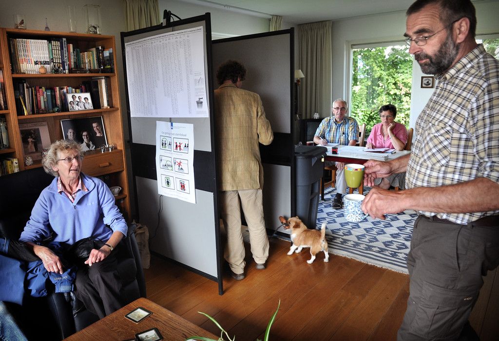 Ook in 2012 kon er gestemd worden in Wims Woonkamer. Wim (r) brengt koffie rond