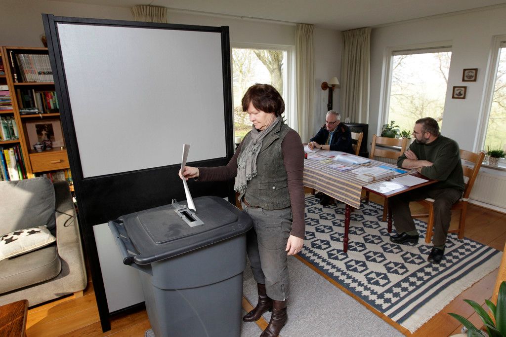 Ook in 2011 kon er gestemd worden in Wims Woonkamer. Wim heeft een kleedje op de vloer gelegd. Ook ligt er een kleedje op tafel