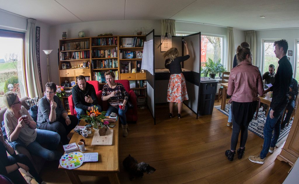 Ook in 2017 kon er gestemd worden in Wims Woonkamer. Het is heel druk in de woonkamer van Wim. Half Marle komt langs om te leuten