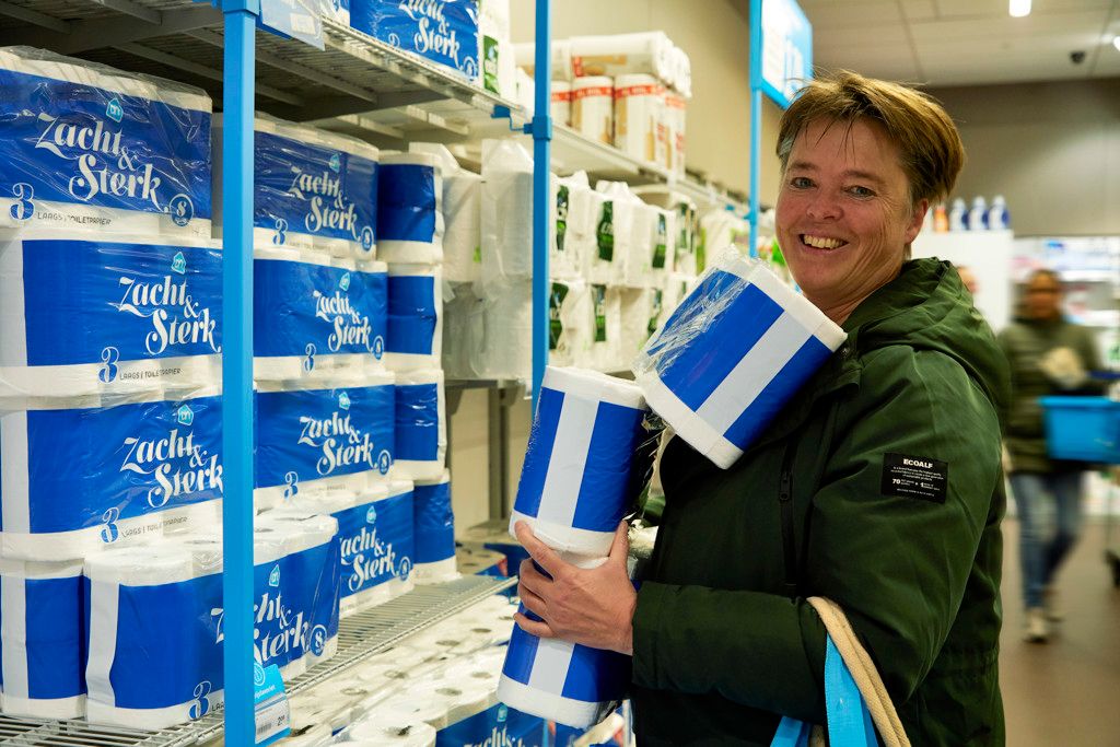 Vrouw hamstert wc-papier