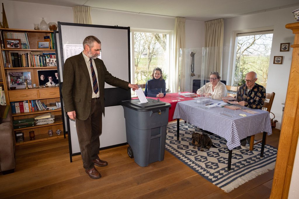 Ook in 2022 kon er gestemd worden in Wims Woonkamer.  Er ligt een geruit kleedje op tafel