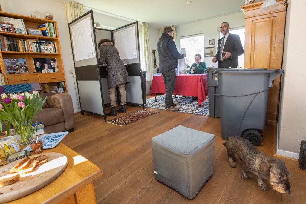Ook in 2023 kon er gestemd worden in Wims Woonkamer. De plant is weg. Er ligt een rood kleedje op tafel