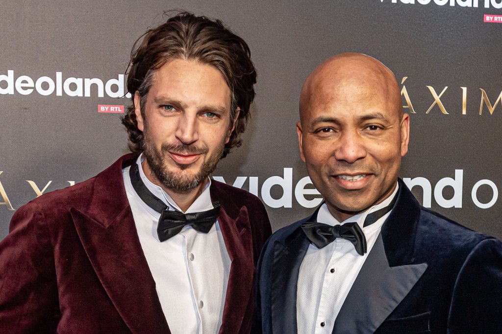 Renze Klamer met een mes van Humberto Tan in z'n rug