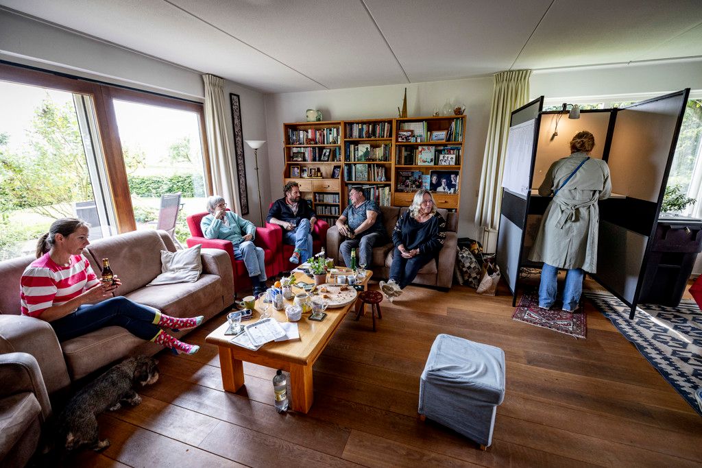 Ook in 2024 kon er gestemd worden in Wims Woonkamer. Het was weer een gezellige boel in de woonkamer van Wim
