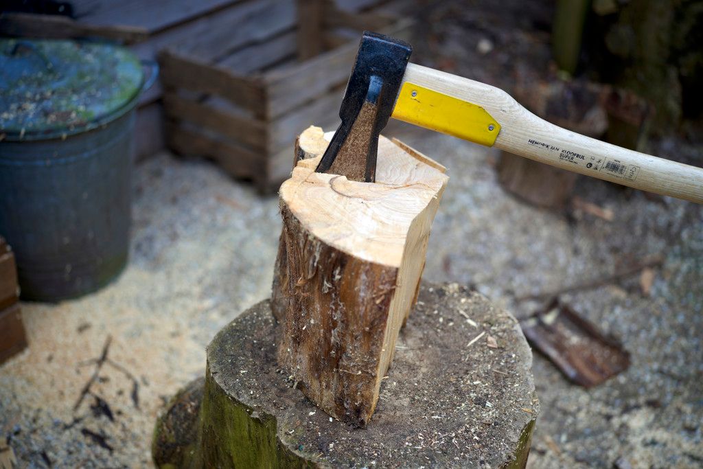 bijl in blok hout