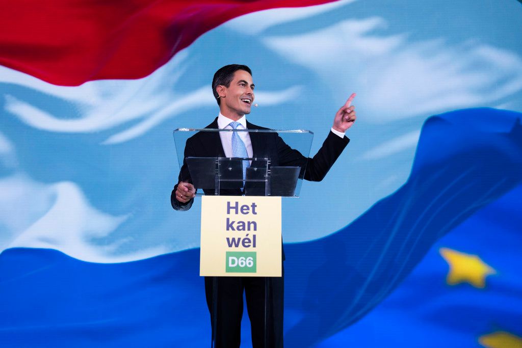 rob jetten bij een grote nederlandse vlag