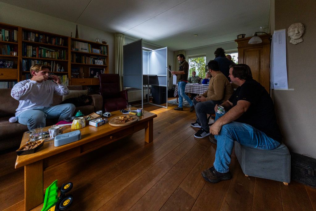 Ook in 2025 kon er gestemd worden in Wims Woonkamer. Er ligt een ander geruit kleedje op tafel