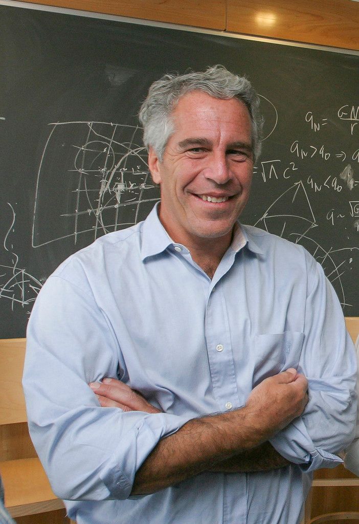 breed grijzende jeffrey epstein voor een schoolbord