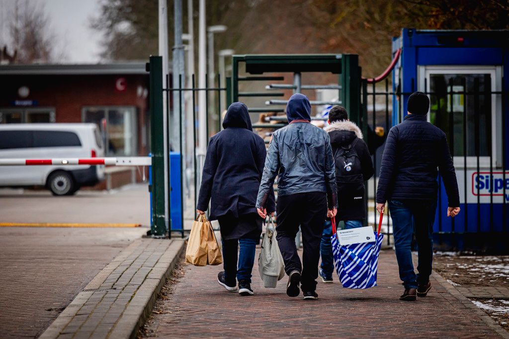 asielzoekers bij de ingang van ter apel