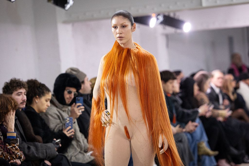 een mevrouw loopt op de catwalk en ze ziet er prachtig uit