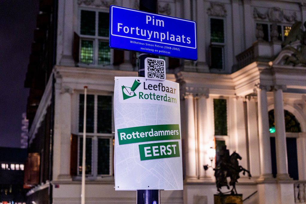 verkiezingsposter leefbaar rotterdam aan een paal waar een bordje voor de pim fortuynplaats aan hangt