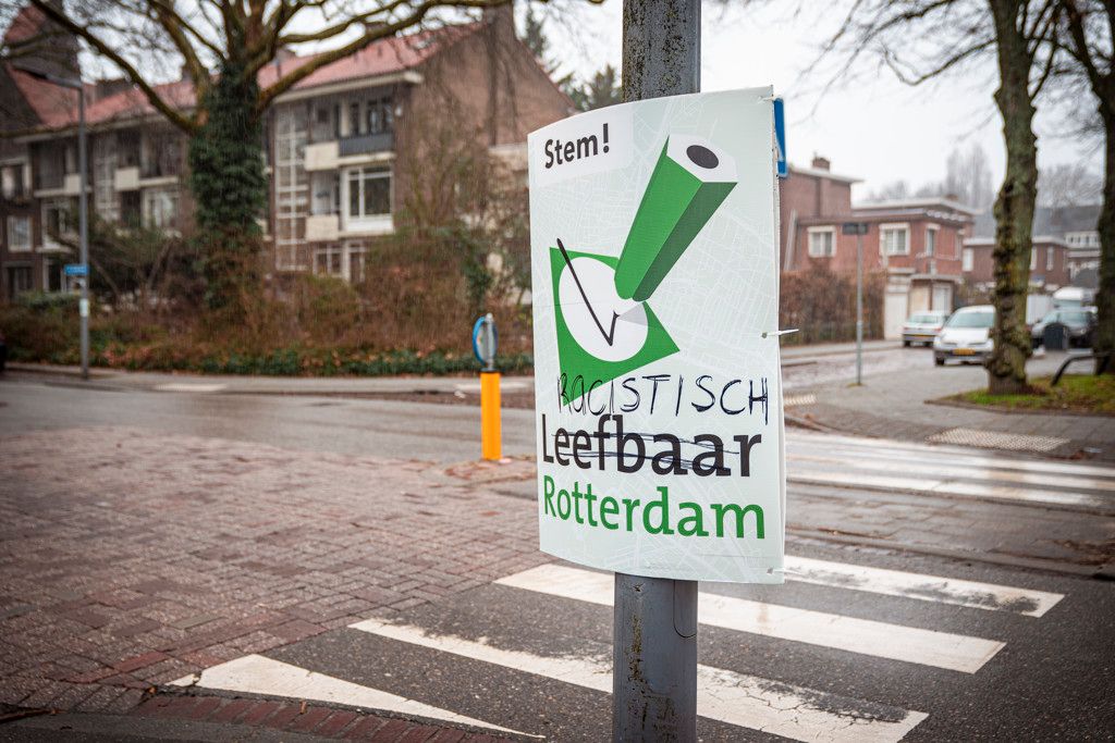 onschuldige verkiezingsposter leefbaar rotterdam beklad met strepen en het woord racistisch