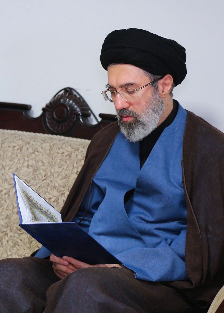 mojtaba khamenei leest een boek vermoedelijk de koran