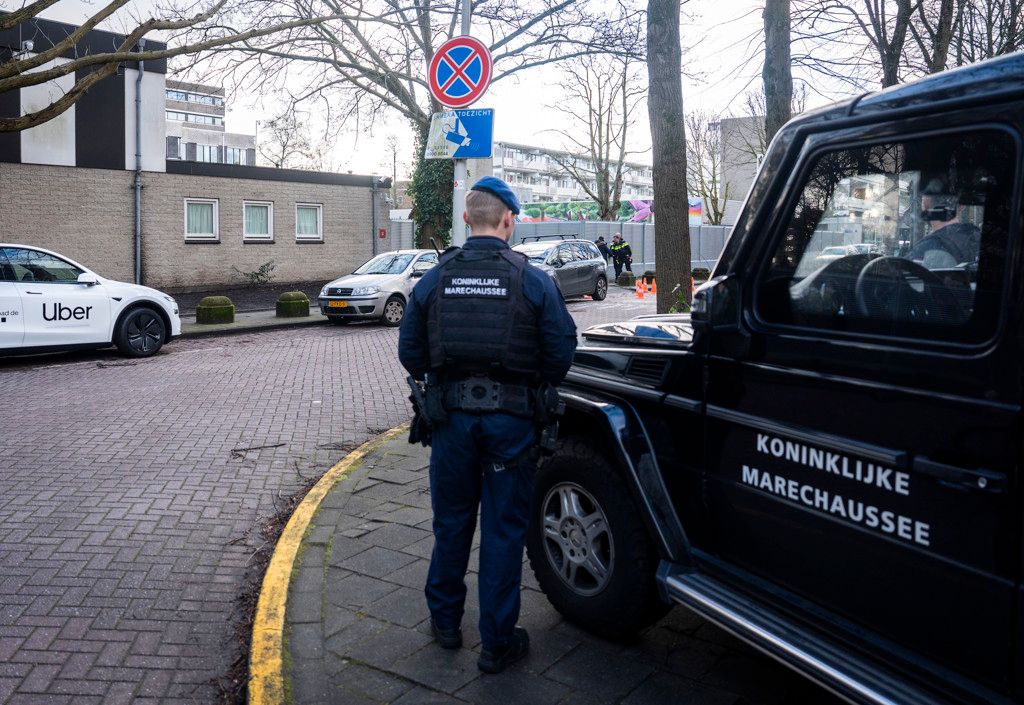marechaussee bewaakt joodse school in amsterdam