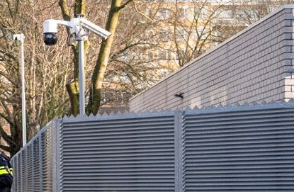 camera houdt de boel in de gaten bij een joodse school in amsterdam