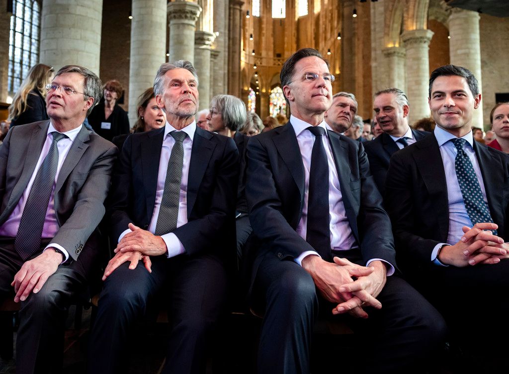 vier premiers op rij in de kerk op goede vrijdag