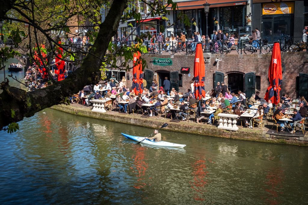 terras te utrecht aan het water van de gracht