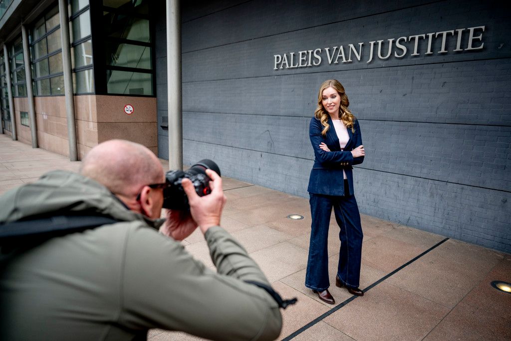 Raisa Blommestijn poseert voor het Paleis van Justitie