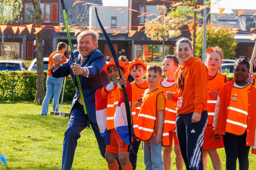 willem-alexander schiet met pijl en boog