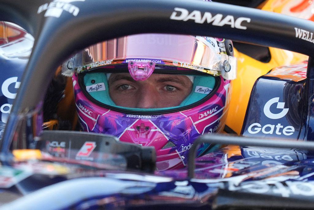 max verstappen met roze helm en the eye of a tiger