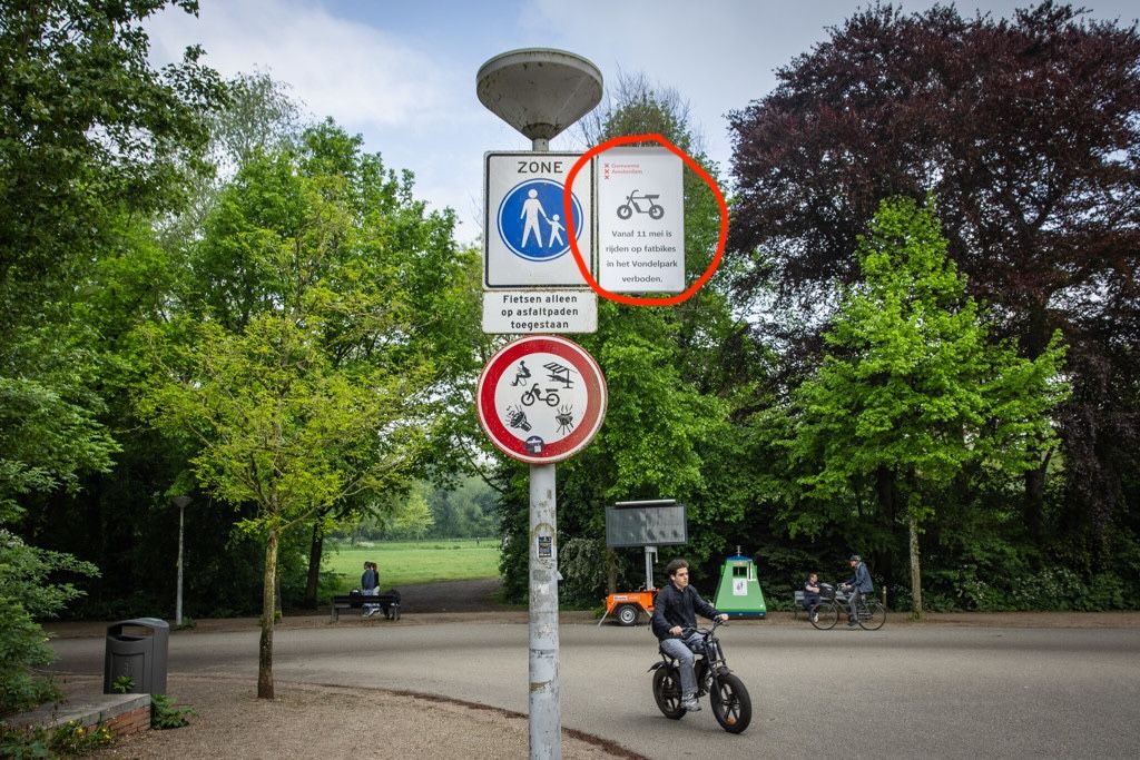 fatbiker raast door het vondelpark nu het nog kan/mag
