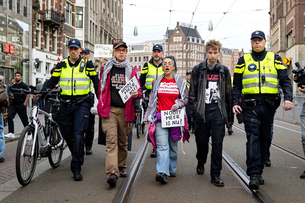 vervelende actievoerders worden meegenomen door politie