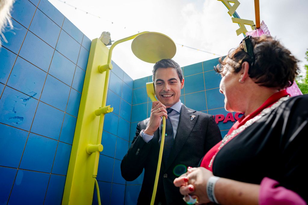 rob jetten onder een douche aan de telefoon met sharon dijksma