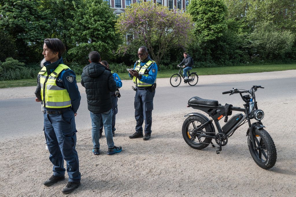 fatbikeboa's houden fatbiker staande in het vondelpark