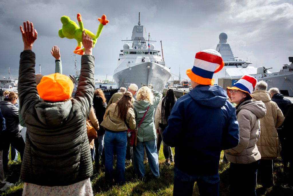 het volk begroet een teruggekeerde zoon, de evertsen