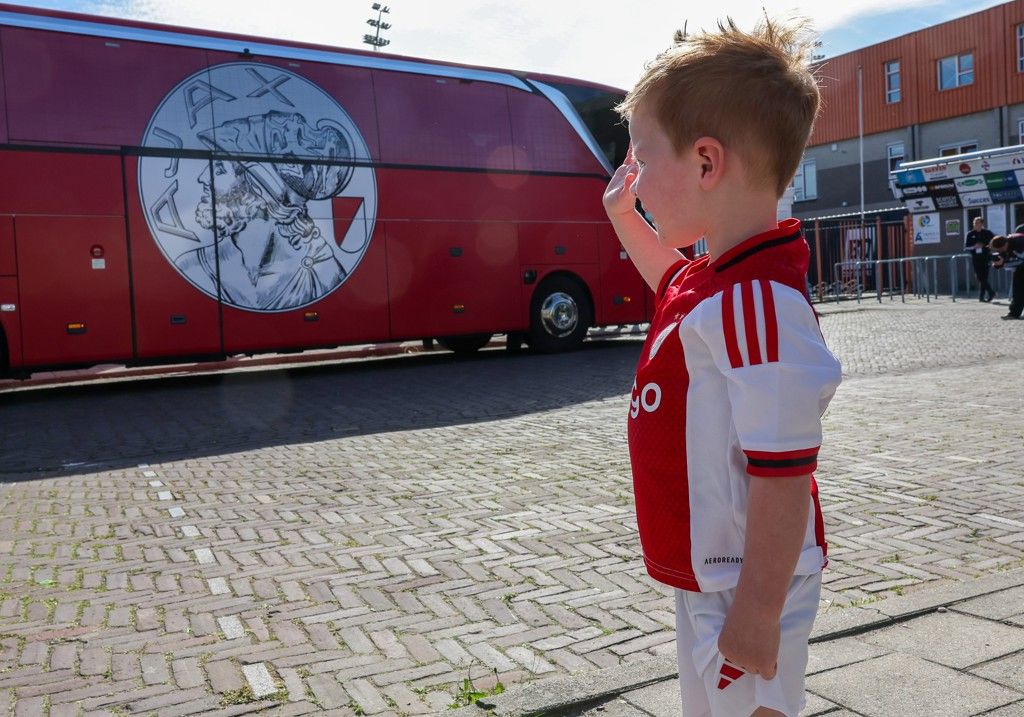 Jongetje zwaait bij aankomst Ajax bij thuisstadion (Volendam)