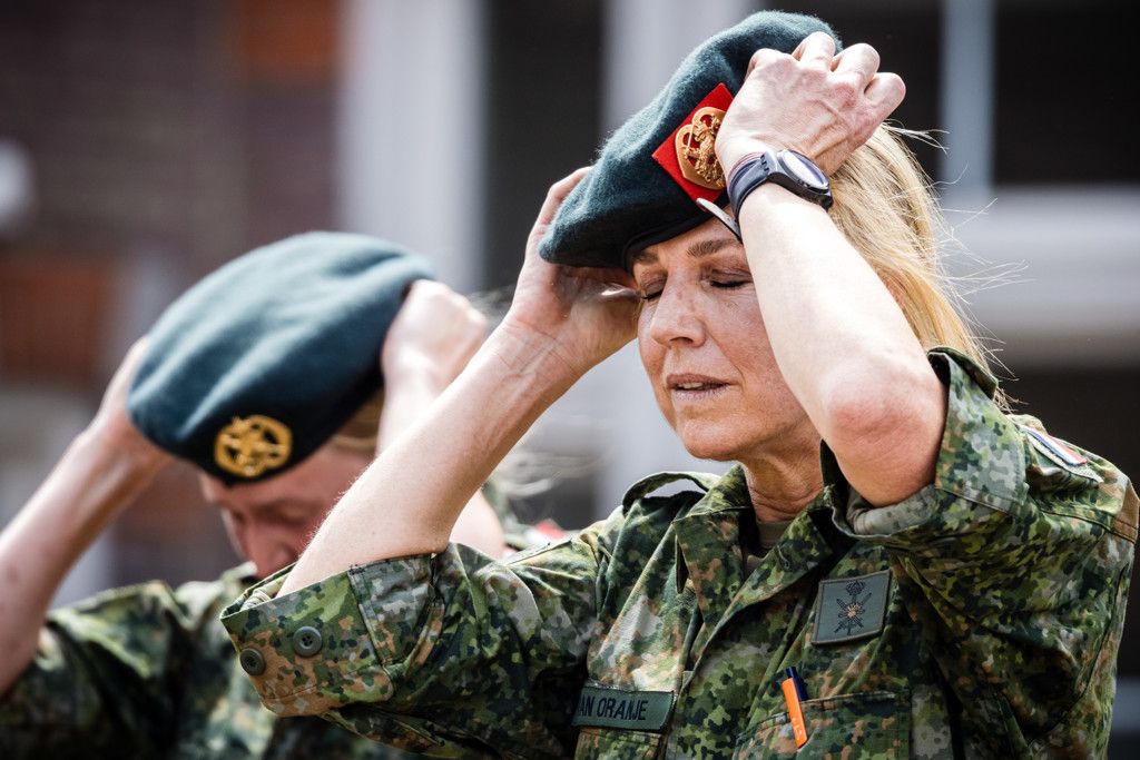 koningin maxima draagt haar baret als een koningin