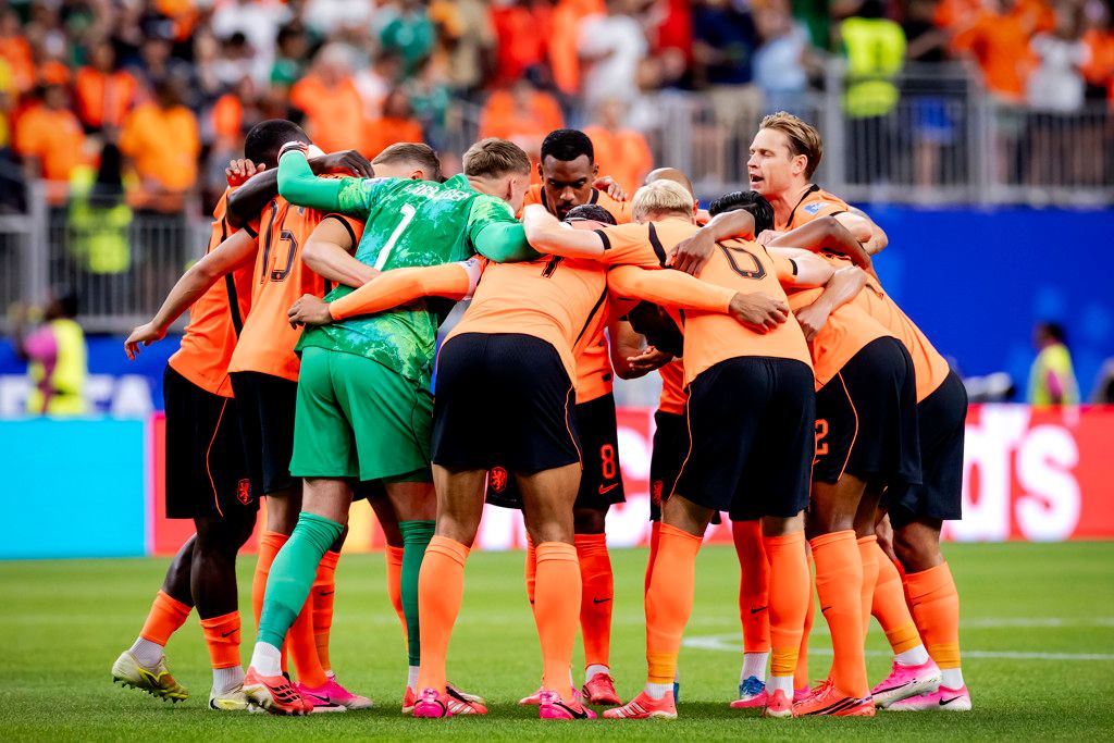 Het Nederlands elftal knuffelt elkaar