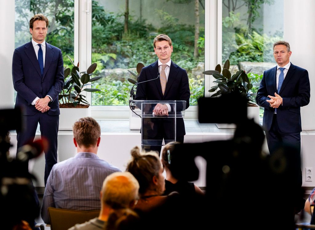 ministers en/of begrafenisondernemers kondigen stikstofplannen aan