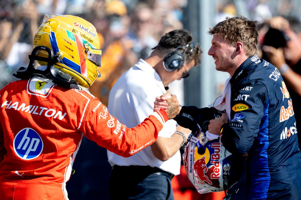 hamilton en verstappen op silverstone
