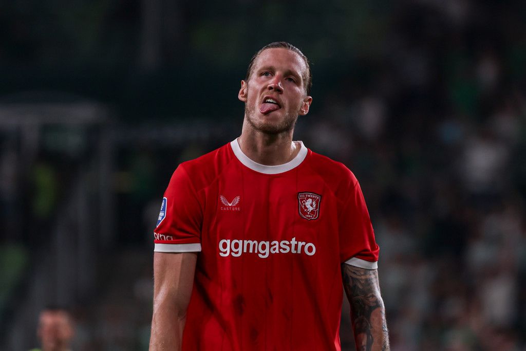 wout weghorst steekt zijn tong uit