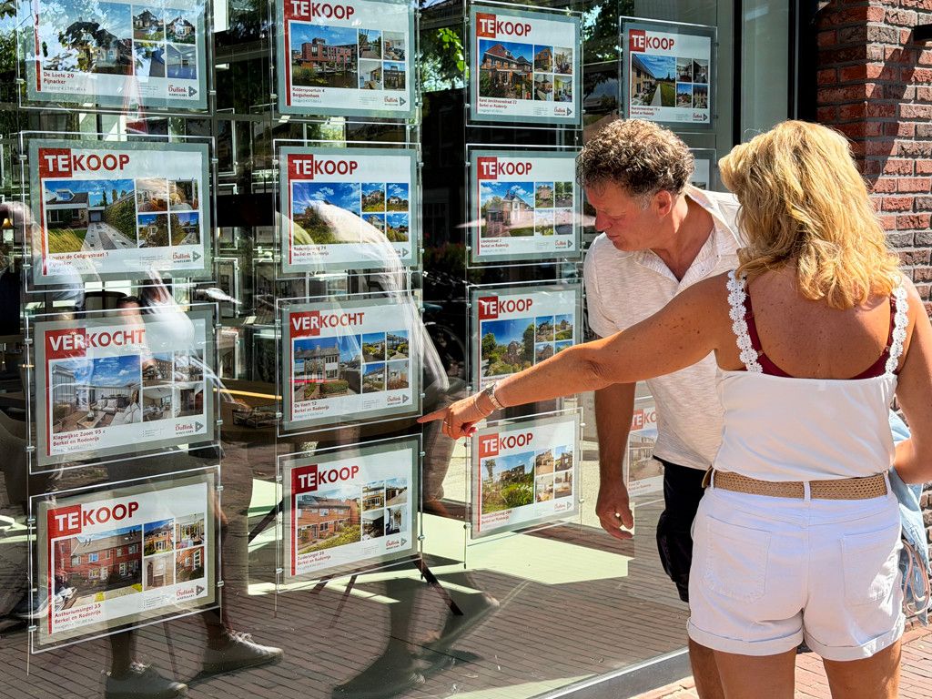 huizen in de etalage van een makelaar