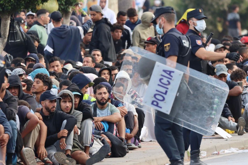immigranten bij de opvanglocatie Ceuta