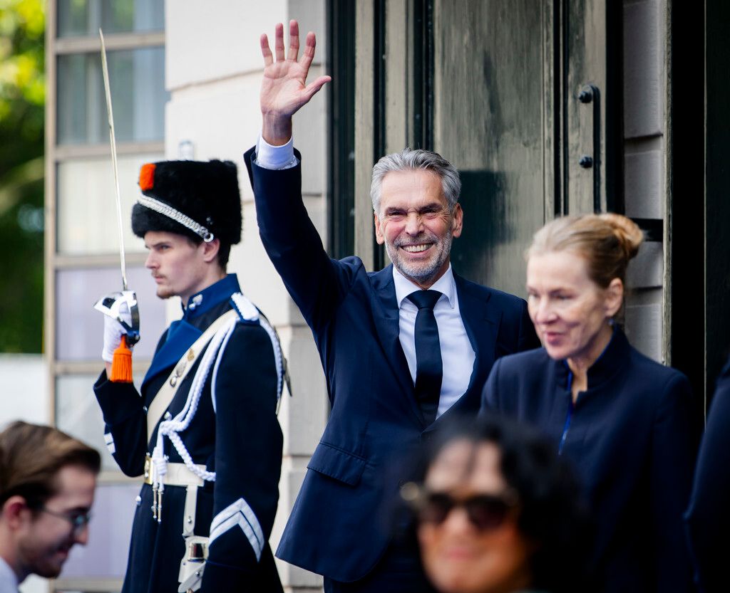 dick schoof zwaait opgelucht naar de camera