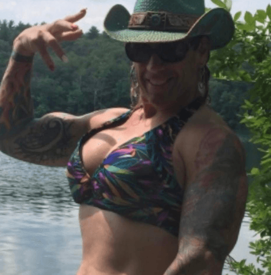 transgender kijkt grijnzend naar de camera