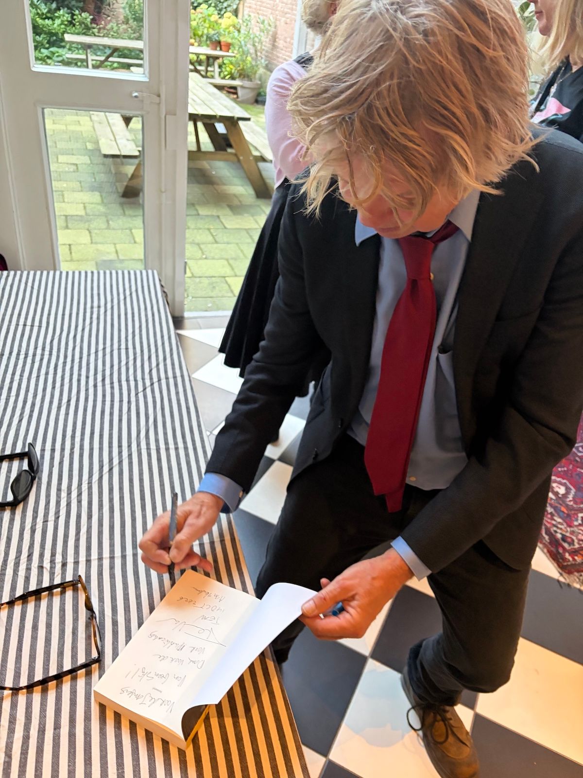 teun voeten signeert
