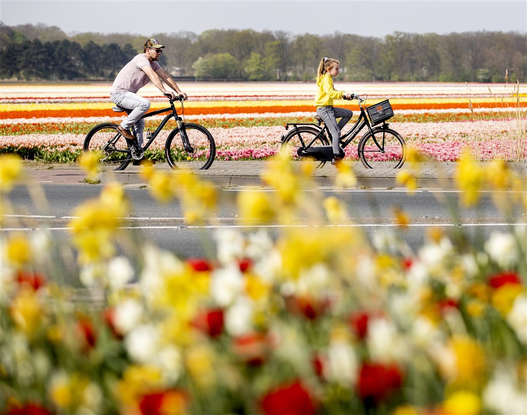 Ralf en Manuela gaan van links naar rechts