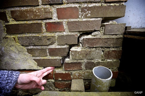 twee vingers in een scheur