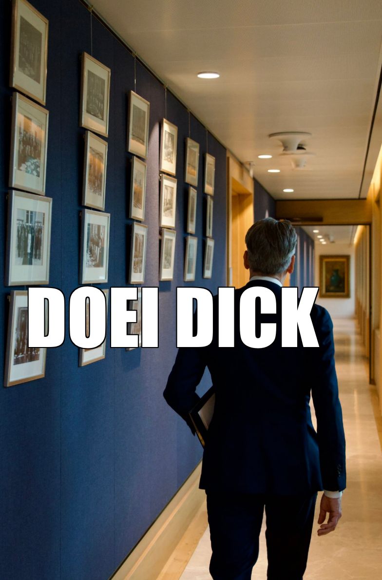 dick schoof loopt door de gang voor de laatste ministerraad