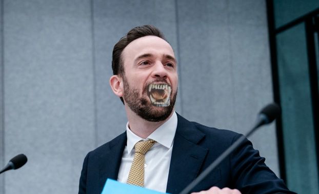 plaatje van staatssecretaris erkens en een wolf