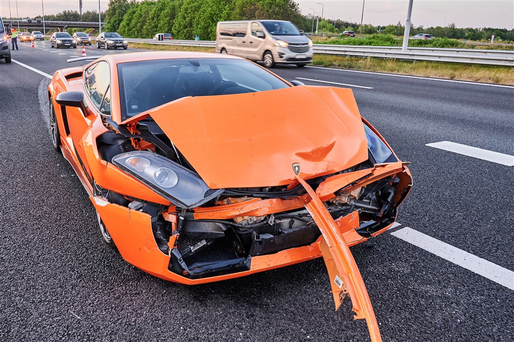 Je hoort er pas echt bij als: je een Lambo in de prak rijdt