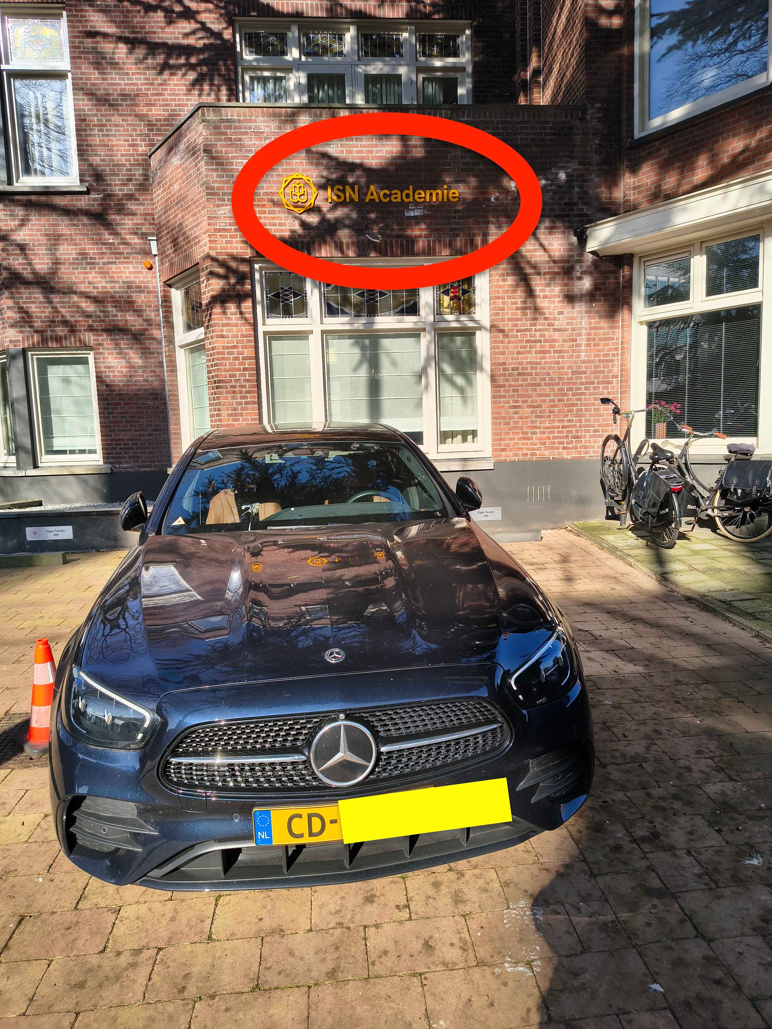 foto van auto met diplomatiek kenteken bij isn