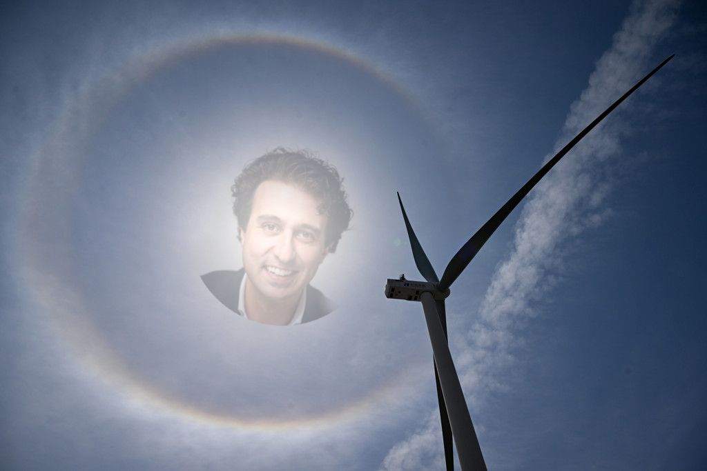 Jesse Klaver bij een windmolen
