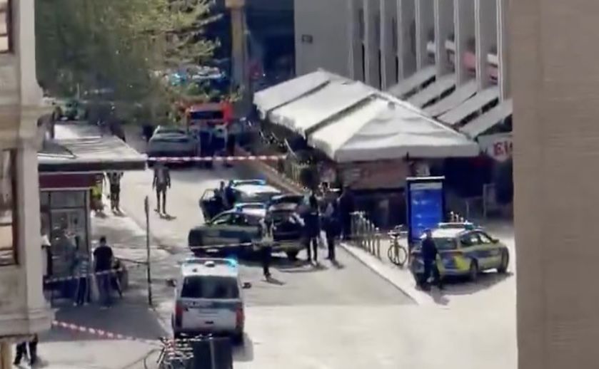 Auto rijdt in op menigte Leipzig